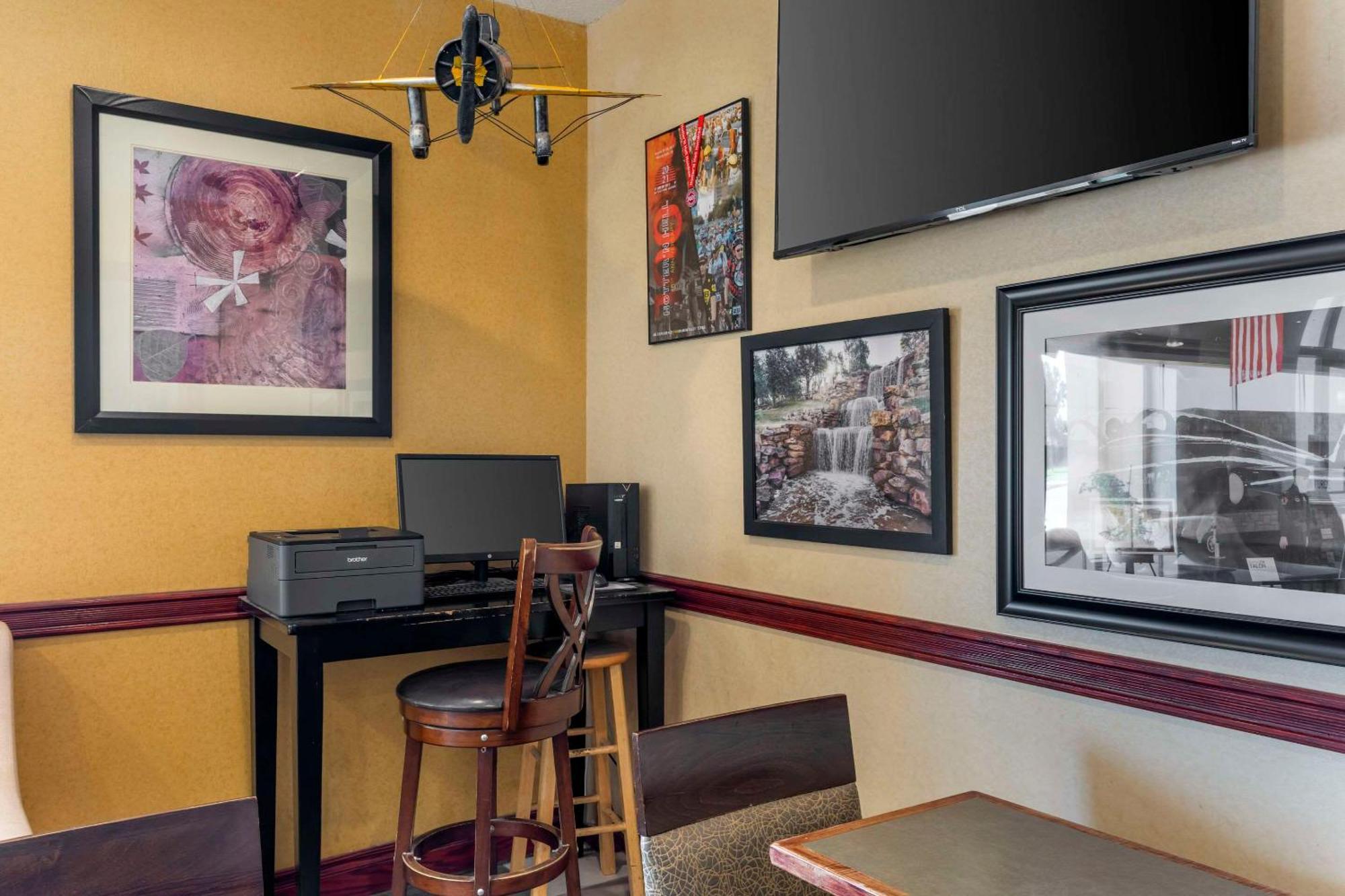 Quality & I-44 Hotel 3*